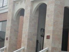 供應(ying)工(gong)程(cheng)案例(li),墻(qiang)石案例(li),米(mi)白色墻(qiang)石,花(hua)崗(gang)巖石材,環(huan)境石材