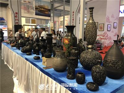 德州(zhou)“庭院”閃耀(yao)第八(ba)屆(jie)山東文(wen)博(bo)會 特色文化產(chan)品綻(zhan)放多元(yuan)魅力